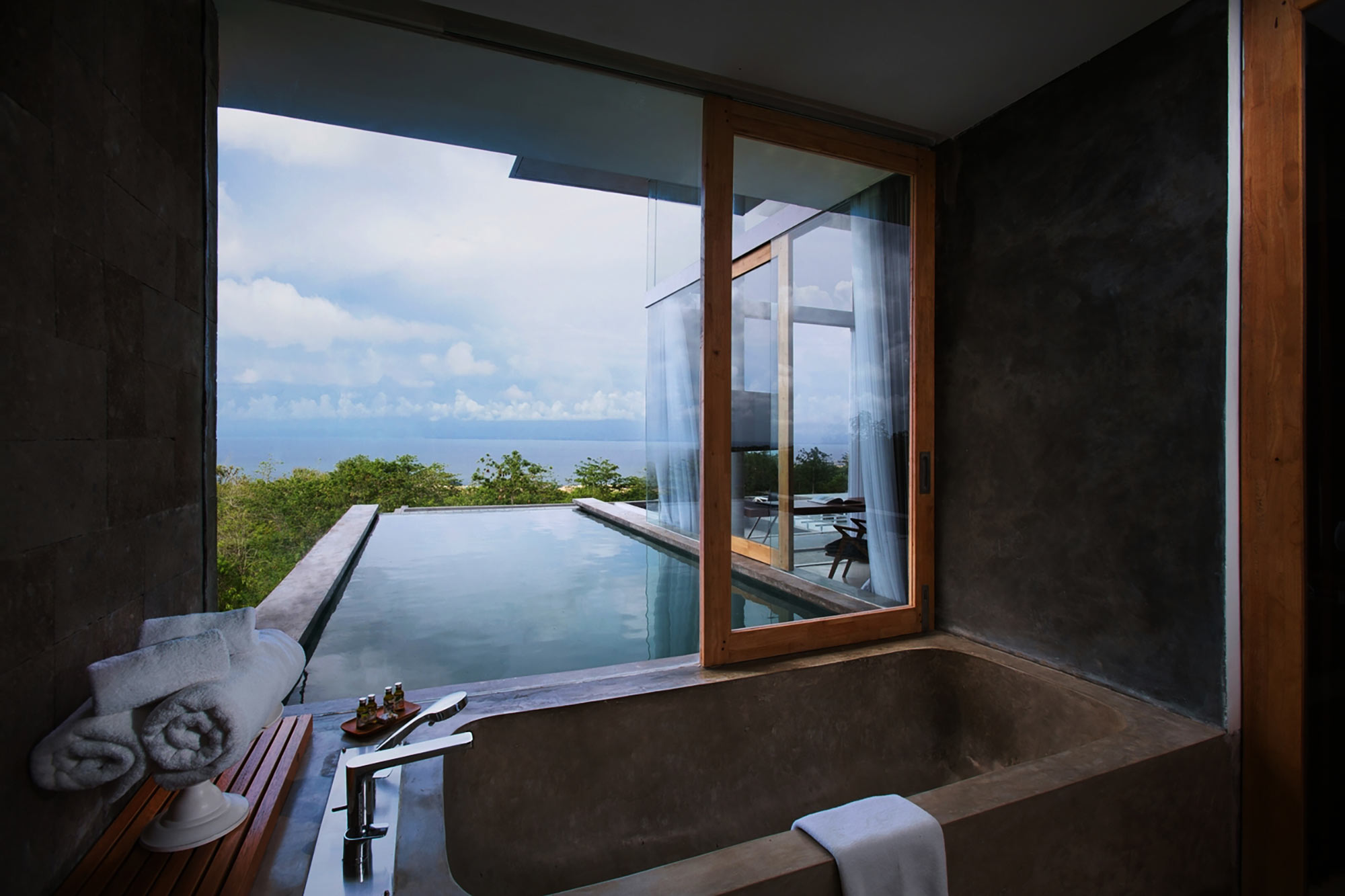 bathroom-with-panoramic-view